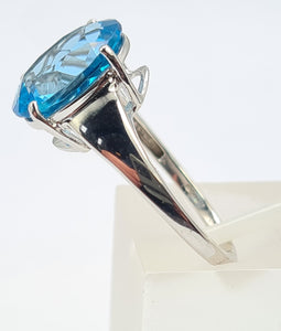 5832: Vintage: 9ct White Gold Large Swiss Blue Topaz Cocktail Ring- crisp, clean, eye candy