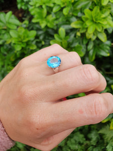 5832: Vintage: 9ct White Gold Large Swiss Blue Topaz Cocktail Ring- crisp, clean, eye candy