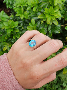 5832: Vintage: 9ct White Gold Large Swiss Blue Topaz Cocktail Ring- crisp, clean, eye candy