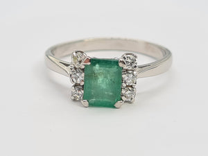 5770: Vintage: 18ct White Gold Emerald Cut Emerald 6 Brilliant Cut Diamonds Dress Ring-