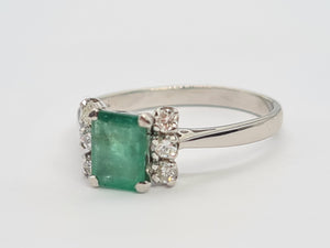 5770: Vintage: 18ct White Gold Emerald Cut Emerald 6 Brilliant Cut Diamonds Dress Ring-