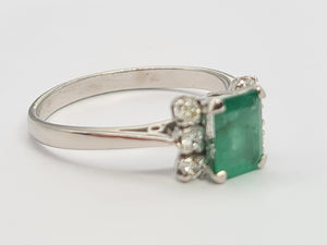 5770: Vintage: 18ct White Gold Emerald Cut Emerald 6 Brilliant Cut Diamonds Dress Ring-