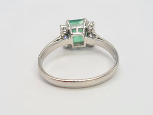 5770: Vintage: 18ct White Gold Emerald Cut Emerald 6 Brilliant Cut Diamonds Dress Ring-