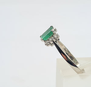 5770: Vintage: 18ct White Gold Emerald Cut Emerald 6 Brilliant Cut Diamonds Dress Ring-