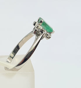 5770: Vintage: 18ct White Gold Emerald Cut Emerald 6 Brilliant Cut Diamonds Dress Ring-