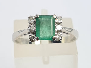 5770: Vintage: 18ct White Gold Emerald Cut Emerald 6 Brilliant Cut Diamonds Dress Ring-