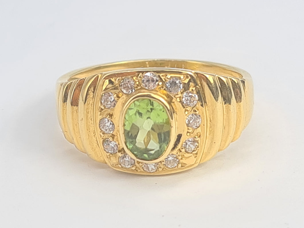 5922:  Vintage: 18ct gold Green Peridot White Sapphires Dress Ring- lovely stones, statement weight