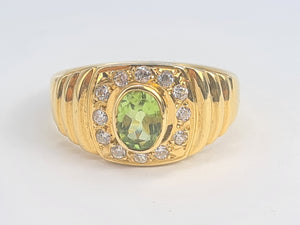 5922:  Vintage: 18ct gold Green Peridot White Sapphires Dress Ring- lovely stones, statement weight