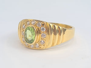 5922:  Vintage: 18ct gold Green Peridot White Sapphires Dress Ring- lovely stones, statement weight