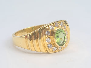 5922:  Vintage: 18ct gold Green Peridot White Sapphires Dress Ring- lovely stones, statement weight