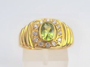 5922:  Vintage: 18ct gold Green Peridot White Sapphires Dress Ring- lovely stones, statement weight