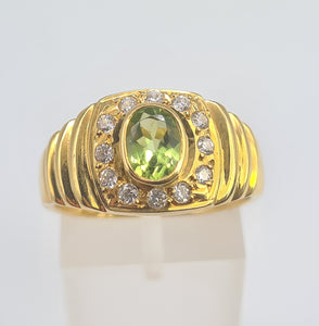 5922:  Vintage: 18ct gold Green Peridot White Sapphires Dress Ring- lovely stones, statement weight