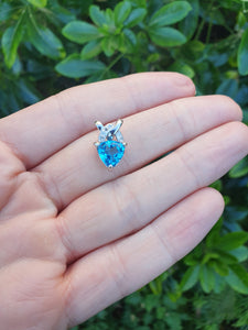 5856:   Vintage: 9ct White Gold Trillion Cut Swiss Blue Topaz Diamonds Pendant- effervescent eye candy