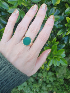 5470: Vintage: 18ct Gold Heavy Green Agate Signet Ring-from 1965 - unisex appeal