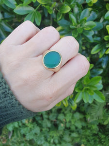 5470: Vintage: 18ct Gold Heavy Green Agate Signet Ring-from 1965 - unisex appeal