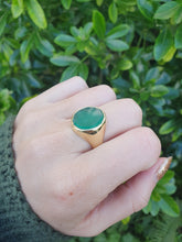 Load image into Gallery viewer, 5470: Vintage: 18ct Gold Heavy Green Agate Signet Ring-from 1965 - unisex appeal
