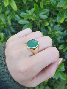 5470: Vintage: 18ct Gold Heavy Green Agate Signet Ring-from 1965 - unisex appeal