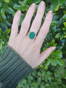 5470: Vintage: 18ct Gold Heavy Green Agate Signet Ring-from 1965 - unisex appeal