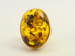 7124: Vintage: 18ct Gold Large Amber Statement Cocktail Ring-vibrant colour