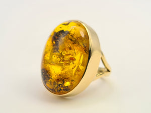 7124: Vintage: 18ct Gold Large Amber Statement Cocktail Ring-vibrant colour