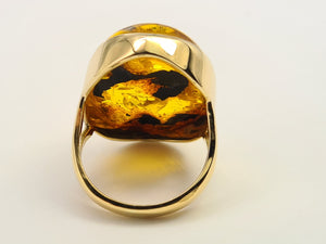 7124: Vintage: 18ct Gold Large Amber Statement Cocktail Ring-vibrant colour