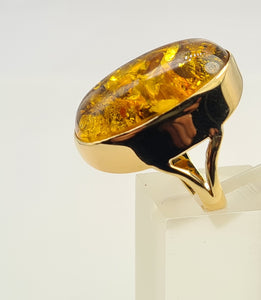 7124: Vintage: 18ct Gold Large Amber Statement Cocktail Ring-vibrant colour