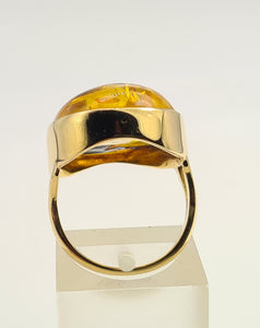 7124: Vintage: 18ct Gold Large Amber Statement Cocktail Ring-vibrant colour