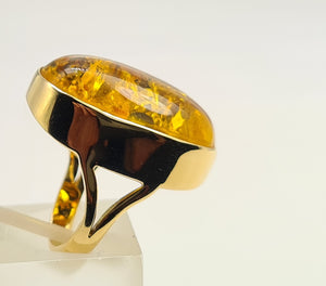 7124: Vintage: 18ct Gold Large Amber Statement Cocktail Ring-vibrant colour