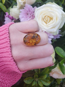 7124: Vintage: 18ct Gold Large Amber Statement Cocktail Ring-vibrant colour