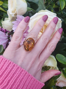 7124: Vintage: 18ct Gold Large Amber Statement Cocktail Ring-vibrant colour