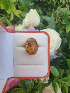 7124: Vintage: 18ct Gold Large Amber Statement Cocktail Ring-vibrant colour