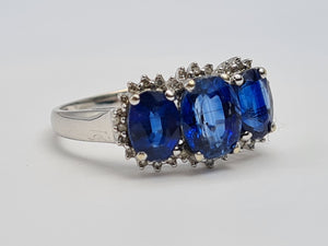 7166: Vintage: 9ct White Gold Blue Kyanite 30 diamonds Cocktail Ring- rare, eye candy