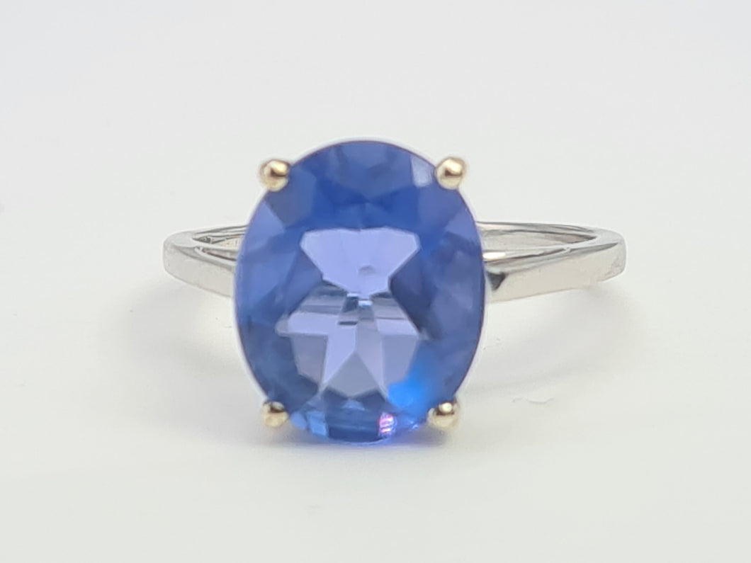 7220:Vintage Rare: 10ct White  Gold Colour Change Blue Fluorite Cocktail Ring- lovely cut and colour array