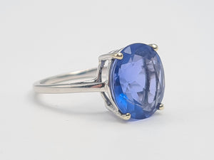 7220:Vintage Rare: 10ct White  Gold Colour Change Blue Fluorite Cocktail Ring- lovely cut and colour array