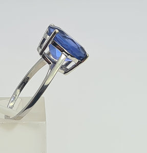 7220:Vintage Rare: 10ct White  Gold Colour Change Blue Fluorite Cocktail Ring- lovely cut and colour array