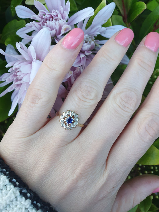 6052 Vintage & Old: 18ct Gold Blue Sapphire 12 Diamonds Flower Head Ring