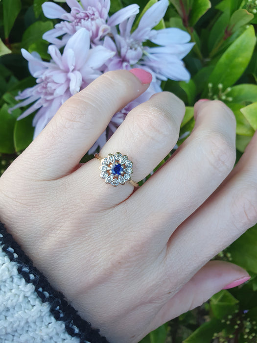 6052 Vintage & Old: 18ct Gold Blue Sapphire 12 Diamonds Flower Head Ring
