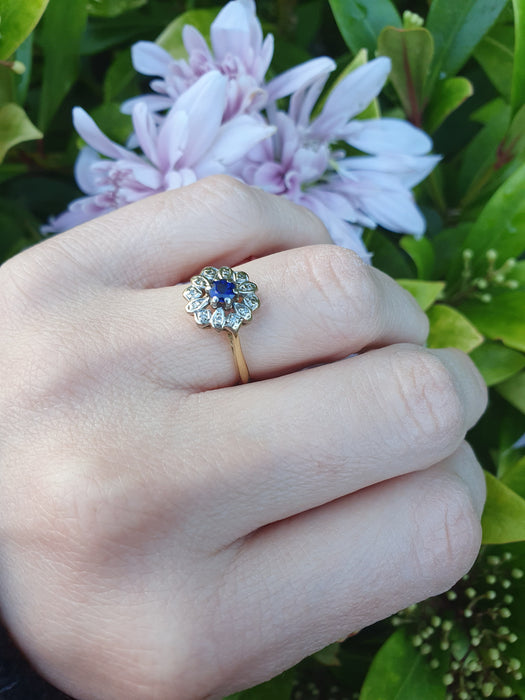 6052 Vintage & Old: 18ct Gold Blue Sapphire 12 Diamonds Flower Head Ring