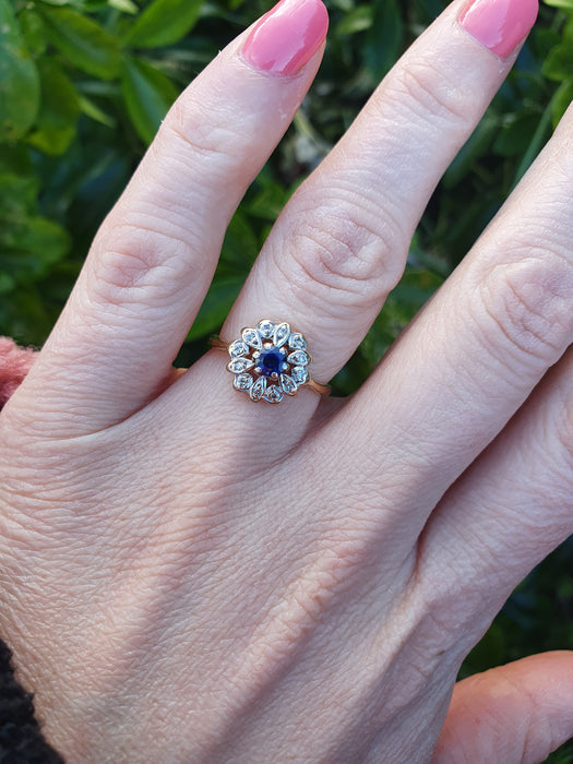 6052 Vintage & Old: 18ct Gold Blue Sapphire 12 Diamonds Flower Head Ring