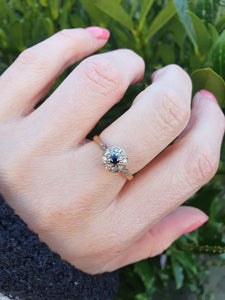 7185: Vintage & Old:  18ct Blue Sapphire 8 Diamonds Daisy Cluster Ring; lovely combination