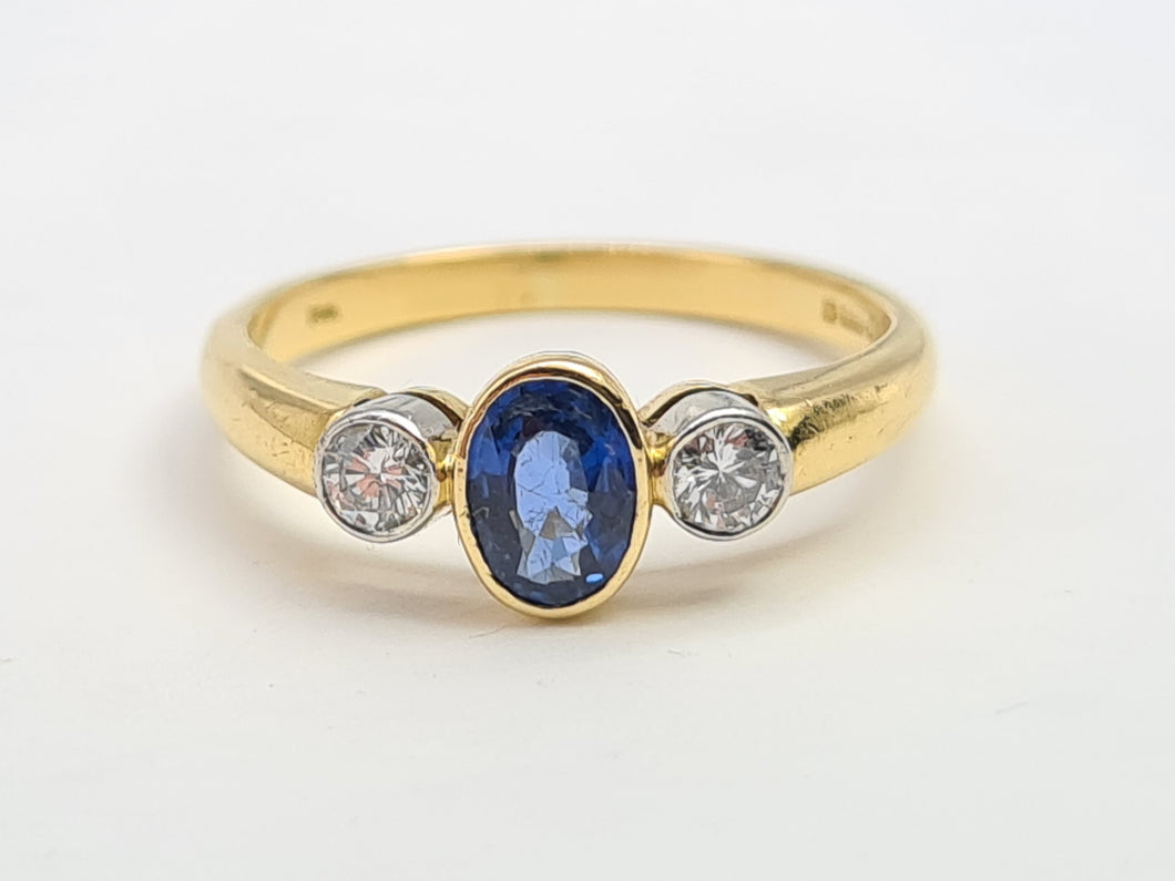 7239:Vintage: 18ct Gold Cornflower Blue Sapphire Brilliant Cut Diamonds Ring-Hallmarked in 1997