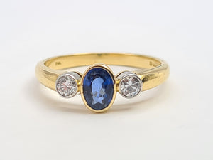 7239:Vintage: 18ct Gold Cornflower Blue Sapphire Brilliant Cut Diamonds Ring-Hallmarked in 1997