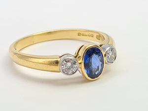 7239:Vintage: 18ct Gold Cornflower Blue Sapphire Brilliant Cut Diamonds Ring-Hallmarked in 1997