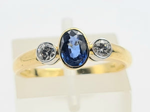 7239:Vintage: 18ct Gold Cornflower Blue Sapphire Brilliant Cut Diamonds Ring-Hallmarked in 1997