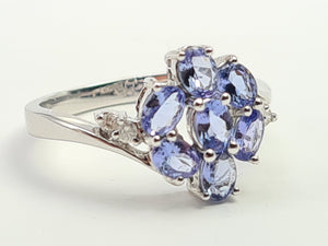 7267: Vintage: 14ct White Gold Violet Blue Tanzanites Cluster Ring- crisp, sparkling eye candy