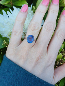 7220:Vintage Rare: 10ct White  Gold Colour Change Blue Fluorite Cocktail Ring- lovely cut and colour array