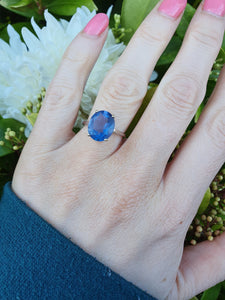 7220:Vintage Rare: 10ct White  Gold Colour Change Blue Fluorite Cocktail Ring- lovely cut and colour array