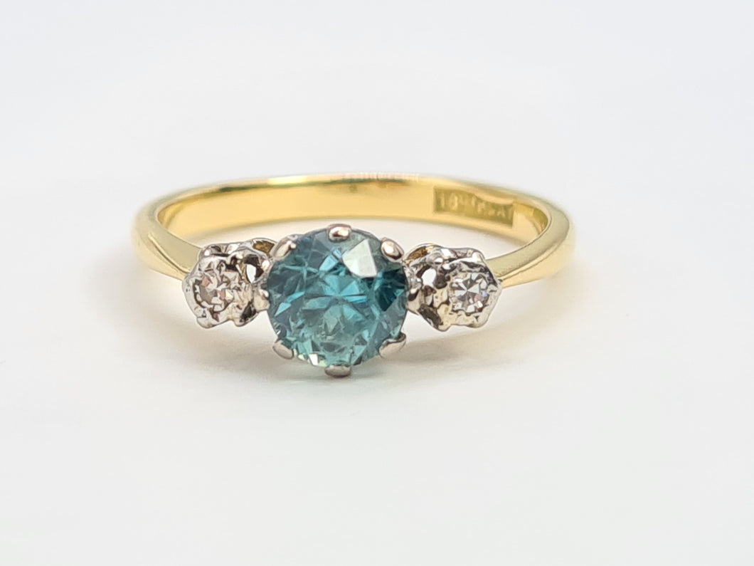 9005: Vintage: 18ct Gold Light Blue Zircon Twin Diamonds Dress Ring- Art Deco Beauty