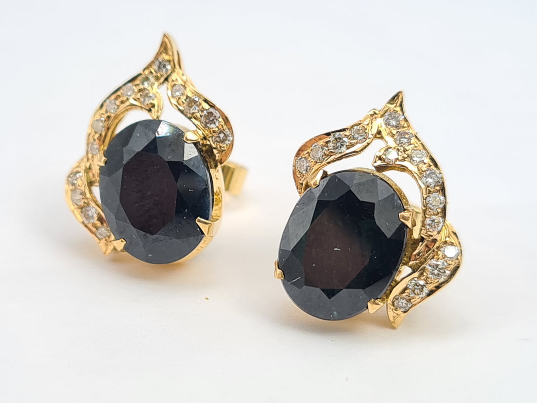 0138: Vintage: 18ct Gold Australian Blue Sapphire Diamonds Stud Earrings-