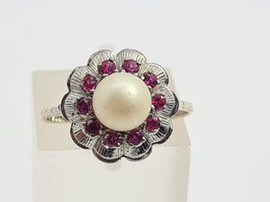 7319- Vintage-Old 18ct White Gold Cultured Pearl 10 Rubies Geometric Set Ring- lovely symmetry